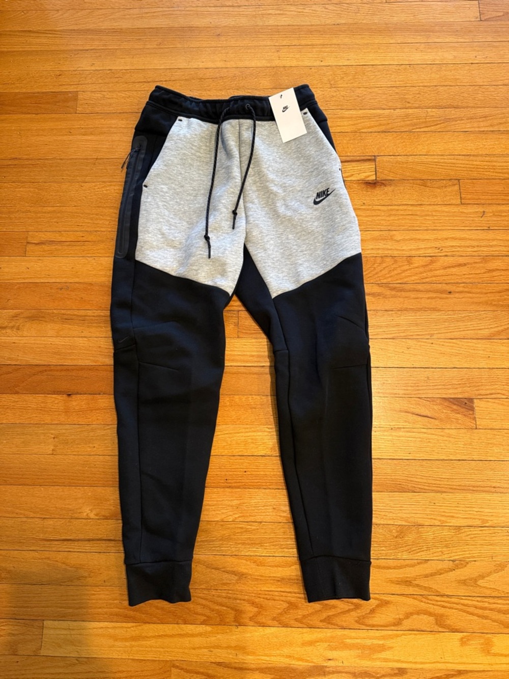 Nike Mens Tech slim fit taper leg Joggers size M NWT